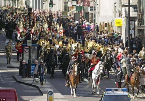 You are currently viewing City of London Police escort Household Cavalry