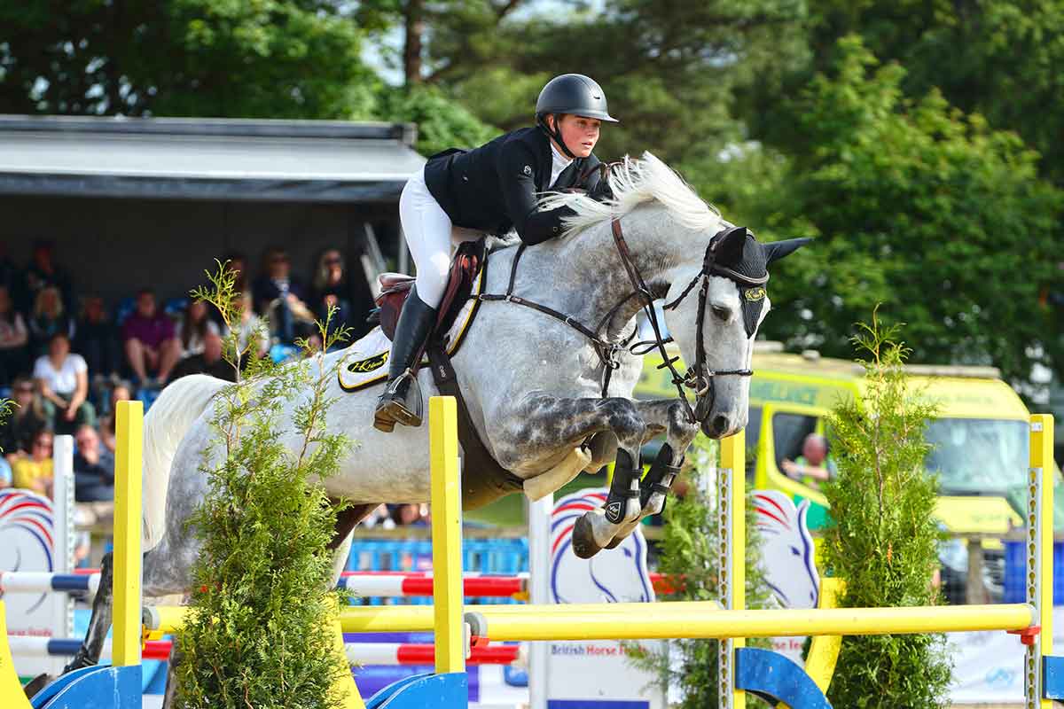 rachael-proudly-jumps-with-her-horse